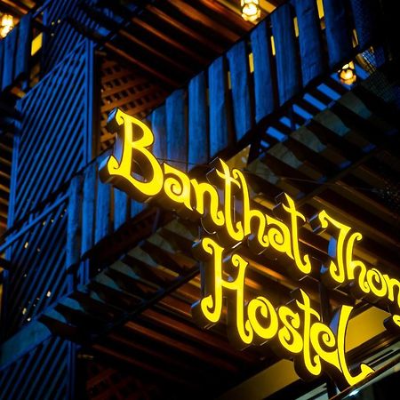 Banthat Thong Hostel Bangkok Exterior foto